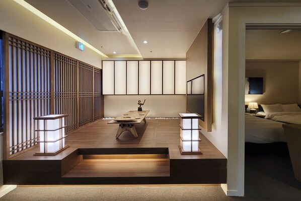 Laptop workspace, blackout curtains, iron/ironing board, free WiFi - UH Suite The Jongno (Seoul)