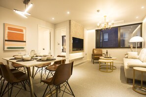 Main Building Suite (Randomly Selected) | Coin séjour