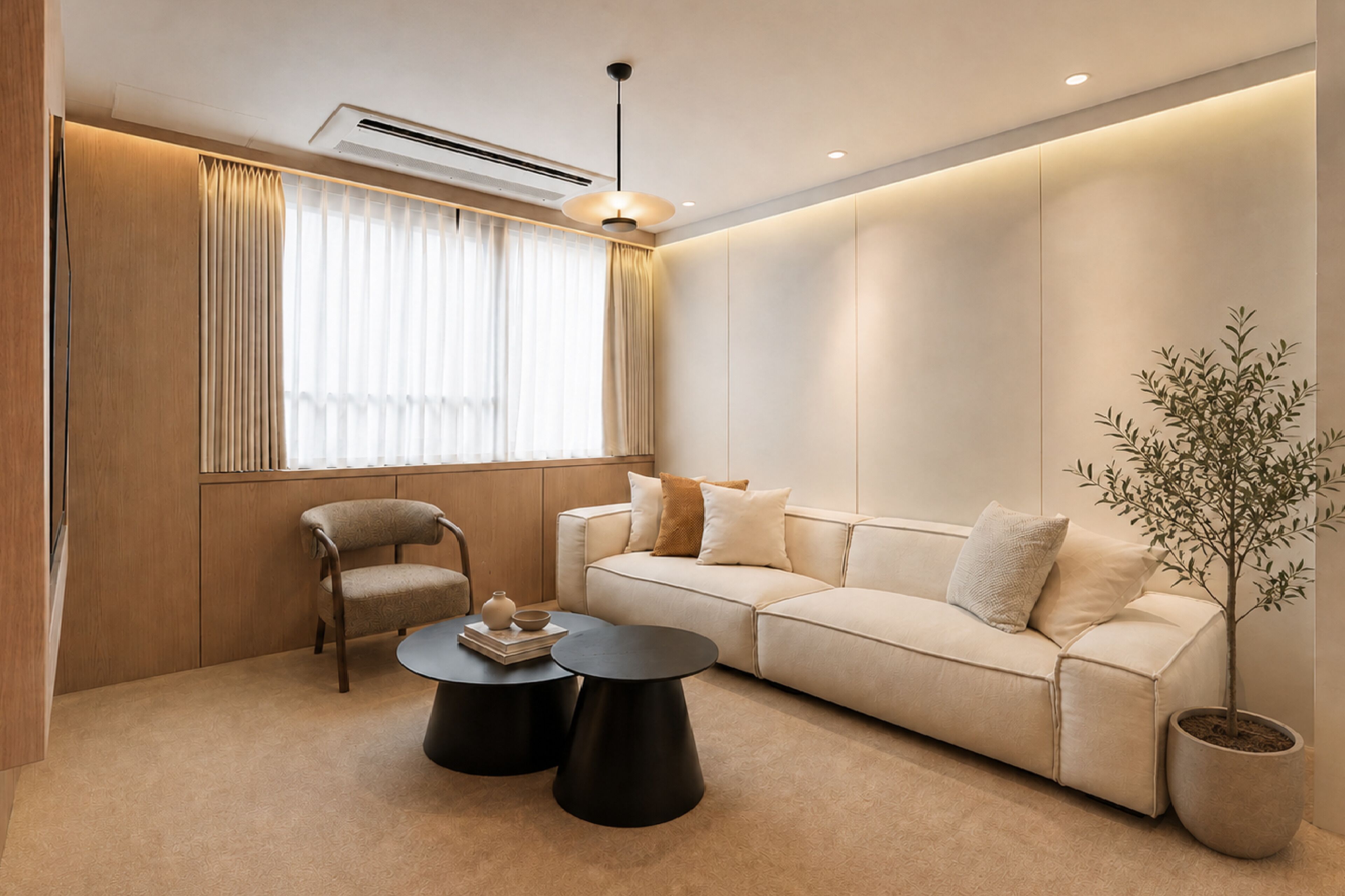 Una sala de estar moderna con un sofá, dos mesitas auxiliares, un sillón, una planta en maceta y una ventana con cortinas.
