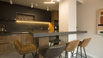 Refrigerador, microondas, tetera/pava eléctrica, silla alta para bebés