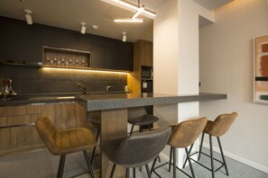 冰箱、微波炉、电热水壶、高脚椅