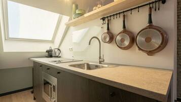 Réfrigérateur, micro-ondes, four, plaque de cuisson