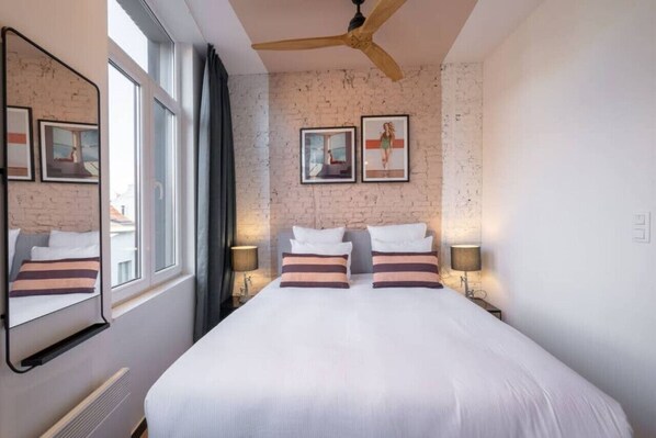 2 chambres, bureau, fer et planche à repasser, lit de bébé portatif