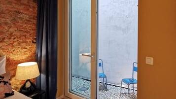 1 chambre, bureau, fer et planche à repasser, lit parapluie