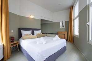 1 habitación, escritorio, tabla de planchar con plancha y cuna de viaje 