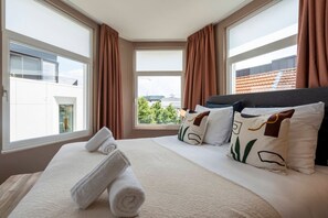 1 bedroom, desk, iron/ironing board, travel cot - The Suit by SHWAY Antwerp (Antwerpen)