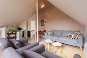 TV, Netflix, streaming services - The Suit by SHWAY Antwerp (Antwerpen)