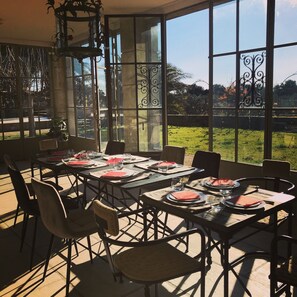 Tägliches inbegriffenes kontinentales Frühstück