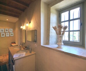Bathroom sink - Mas de varangle Chambres d'hôtes et Gîte (Montaren-et-Saint-Mediers)
