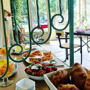 Free daily continental breakfast - Mas de varangle Chambres d'hôtes et Gîte (Montaren-et-Saint-Mediers)