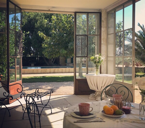 Free daily continental breakfast - Mas de varangle Chambres d'hôtes et Gîte (Montaren-et-Saint-Mediers)