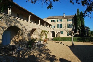 Courtyard - Mas de varangle Chambres d'hôtes et Gîte (Montaren-et-Saint-Mediers)