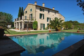 Seasonal outdoor pool, pool umbrellas, sun loungers - Mas de varangle Chambres d'hôtes et Gîte (Montaren-et-Saint-Mediers)