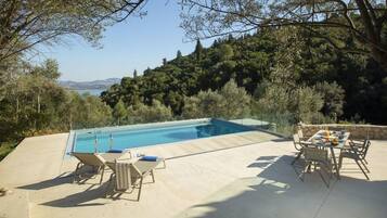 Vila, 4 quartos, piscina particular, vista para o mar | Terraço/pátio