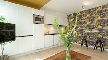 Kühlschrank, Mikrowelle, Ofen, Herdplatte