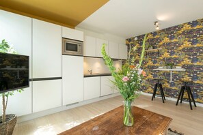 Fridge, microwave, oven, stovetop - The India Yellow Studio (Antwerpen)