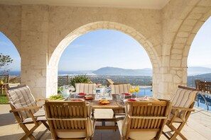 Luxury-Villa, 3 Schlafzimmer, eigener Pool, Meerblick | Terrasse/Patio