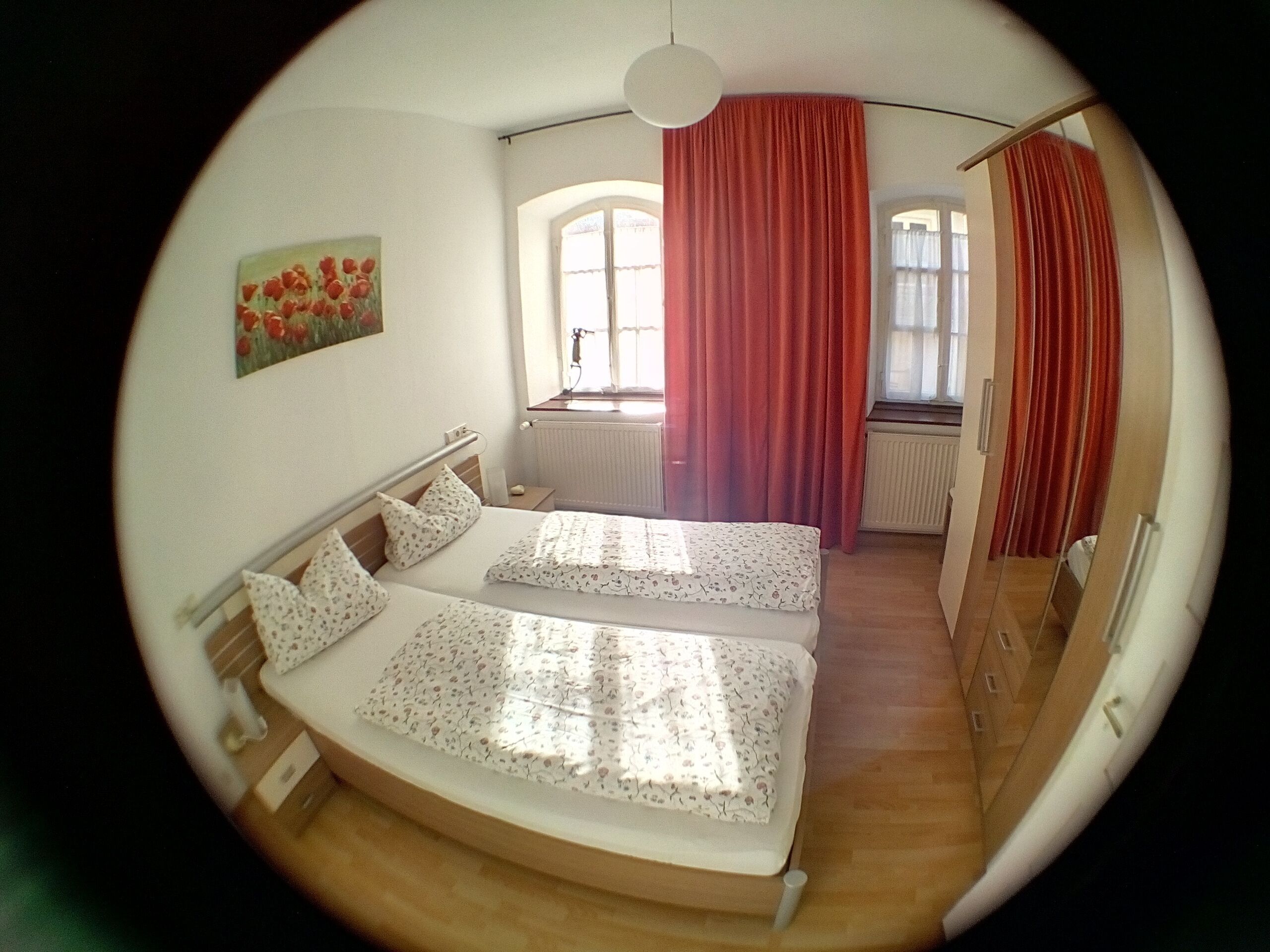 Nice city apartment quiet yet close to the center, only 300m from the train station