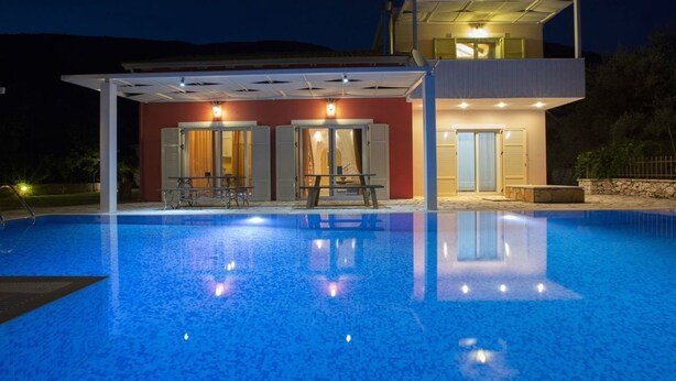 A modern house with a swimming pool, a covered patio, and a second-story balcony. - Villa Niriides (Lefkada)