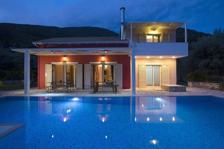 Fachada de la propiedad por la tarde o noche