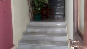 Una escala de marbre que porta a una plataforma.