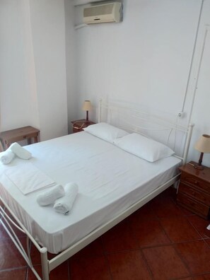 Deluxe Double Room, Balcony | Iron/ironing board, free WiFi, bed sheets
