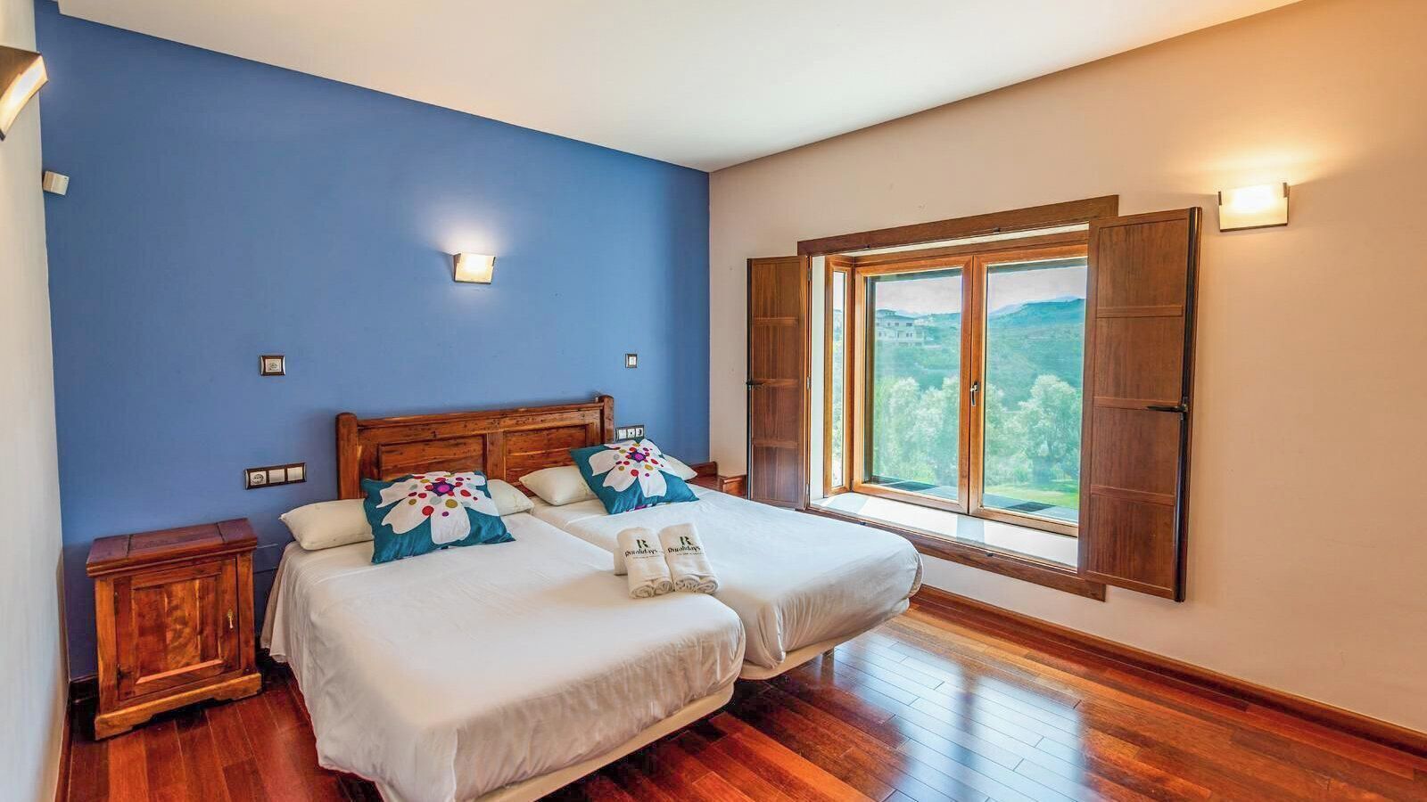 8 chambres, fer et planche à repasser, lit de bébé portatif, Wi-Fi