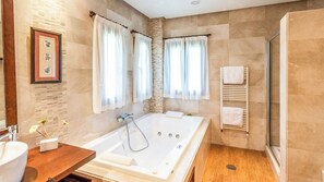 Combined shower/bathtub, hair dryer - Mirador del Torcal Antequera by Ruralidays (Málaga)