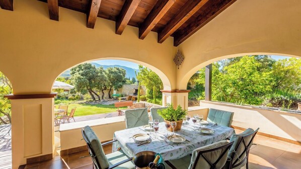 Outdoor dining