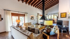 Fernseher, Kamin, Tischtennisplatte