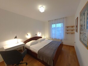 2 bedrooms, in-room safe, desk, iron/ironing board - Eva Tour As / Modern 2BR apartment in center, free garage, WiFi & AC (Ljubljana)