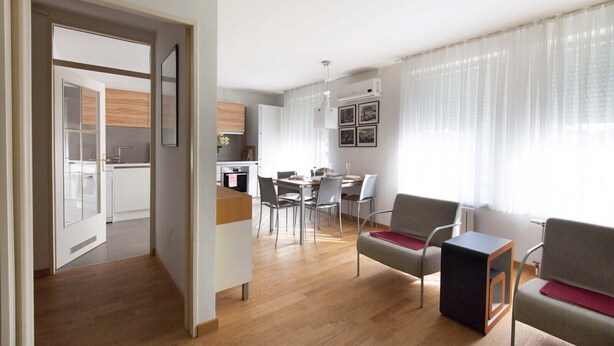 En moderne lejlighed med spiseområde, køkken og opholdsstue.
