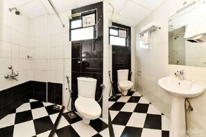 Habitación Deluxe | Baño | Regadera, amenidades de baño gratuitas, toallas
