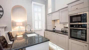 Deluxe Apartment | Private kitchen