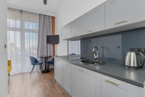 Appartement Deluxe, balcon (6) | Cuisinette privée | Mini-réfrigérateur, four à micro-ondes, surface de cuisson