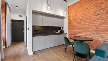 Deluxe Apartment (1, poddasze) | Private kitchen | Mini-fridge, microwave, stovetop, dishwasher