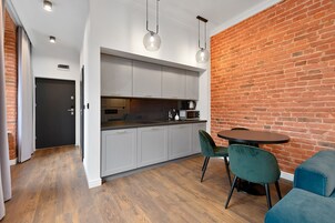 Lägenhet Deluxe (1, poddasze) | Eget kök | Minikylskåp, mikrovågsugn, spishäll och diskmaskin