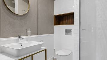 Regadera, regadera tipo lluvia, secadora de cabello, toallas