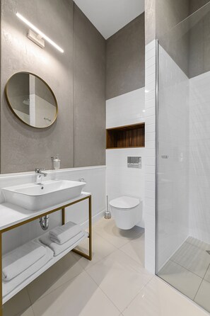 Douche, douche à « effet pluie », sèche-cheveux, serviettes fournies