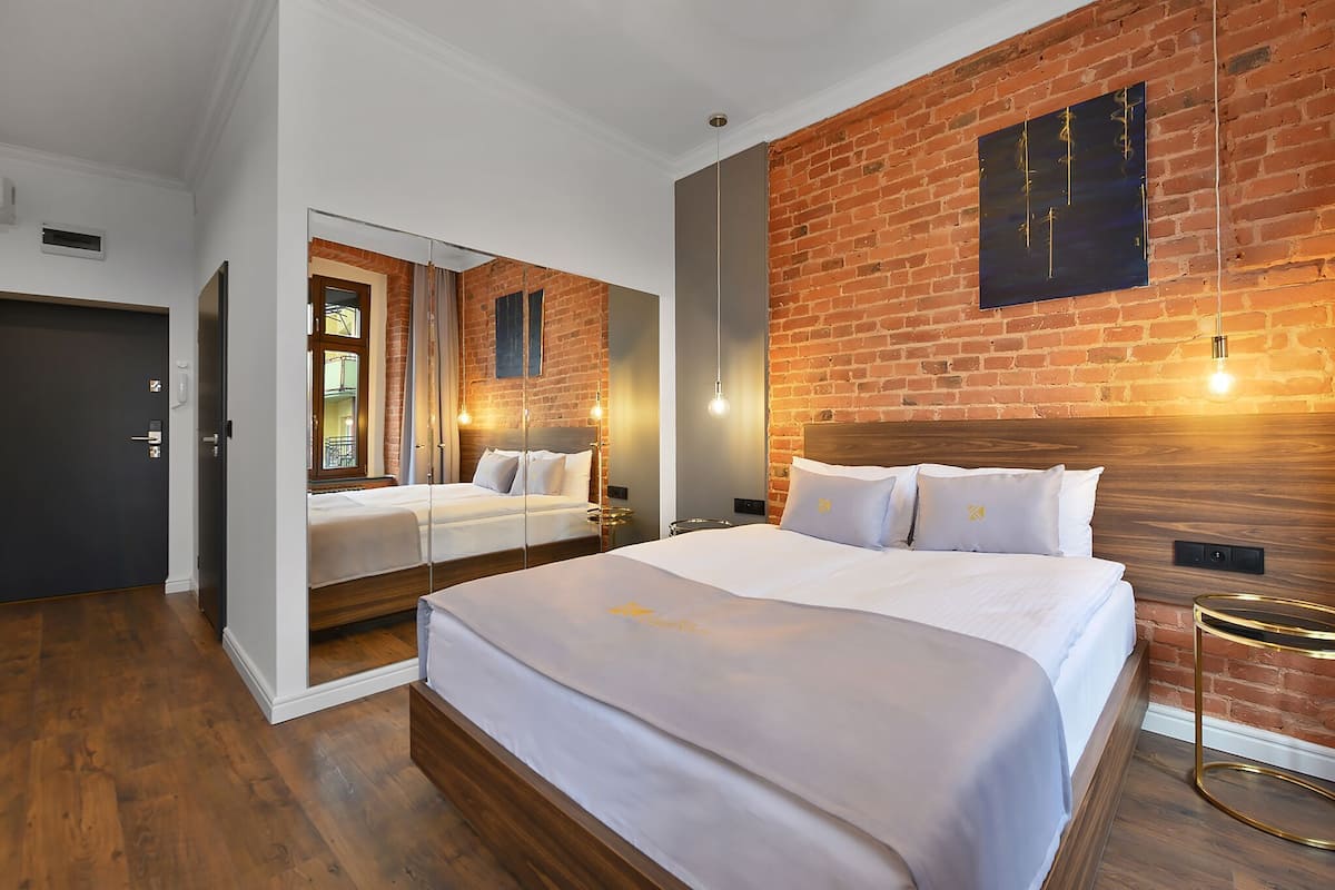 Premium bedding, soundproofing, iron/ironing board, free WiFi