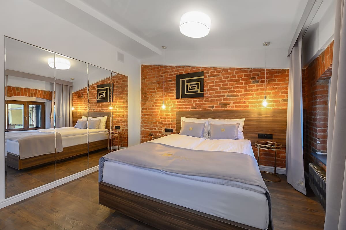 Premium bedding, soundproofing, iron/ironing board, free WiFi