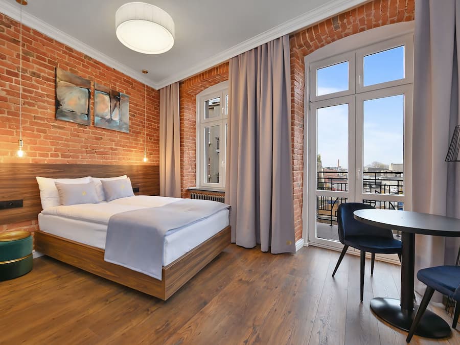 Premium bedding, soundproofing, iron/ironing board, free WiFi