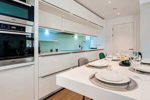 Coffee/tea maker, fridge, microwave, oven