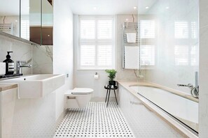 Badewanne, Haartrockner, Handtücher