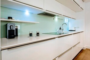 Wasserkocher mit Kaffee-/Teezubehör, Kühlschrank, Mikrowelle, Ofen