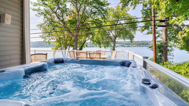 Un bain à remous avec vue sur un lac et des arbres.