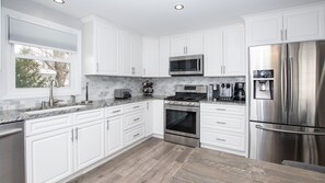 Køleskab, mikrobølgeovn, ovn, kogeplade