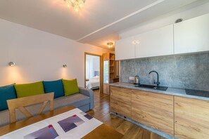 Mini réfrigérateur, plaque de cuisson, bouilloire électrique