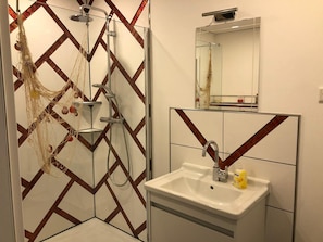 Secadora de cabello, jabón, papel de baño