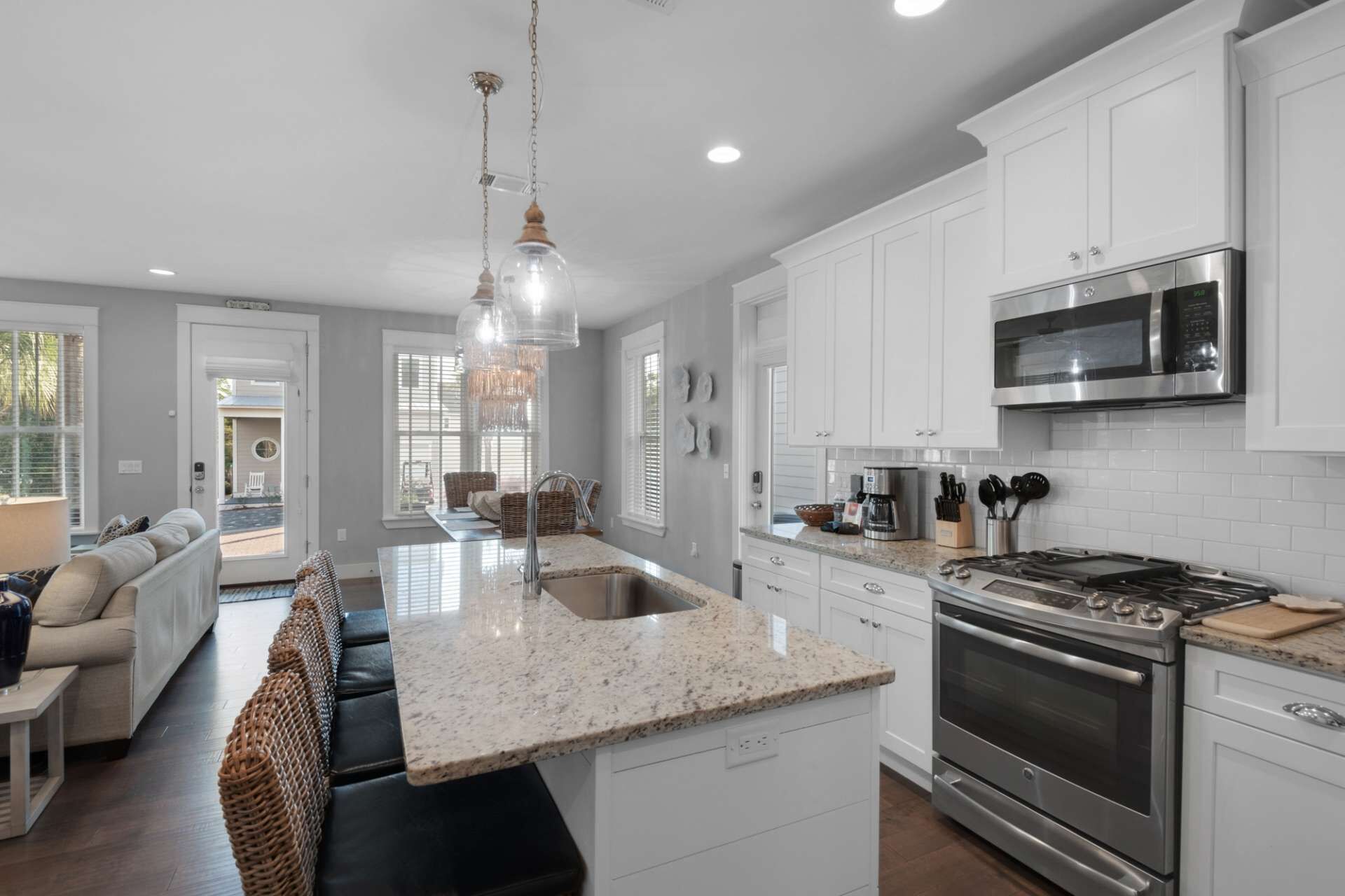 FREE Golf Cart! Community pool/walk to beach/short ride to shops&restaurants/Free paddle boards/WiFi